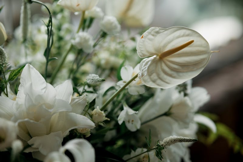 Bouquet de condoléances avec fleurs blanches et lys