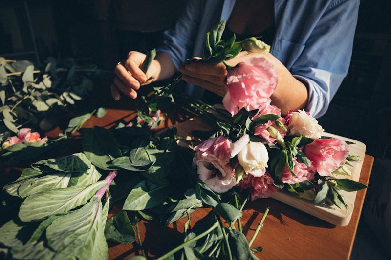 Atelier floral Florajet avec des arrangements de fleurs fraîches
